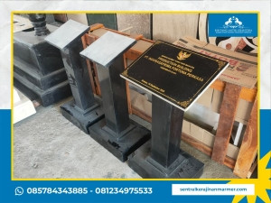 Podium Prasasti Granit